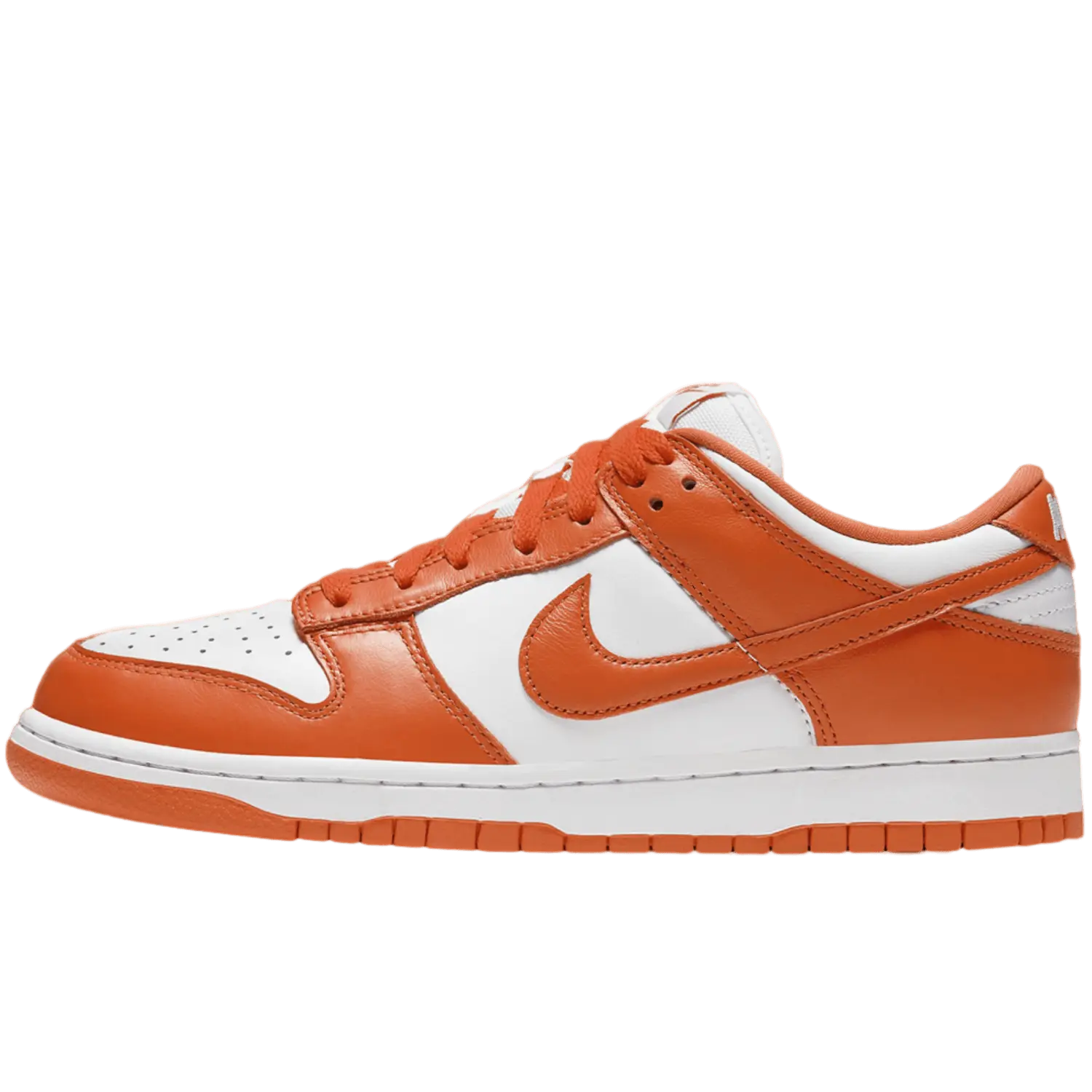 Une Nike dunk low de couleur orange sur un fond transparent.