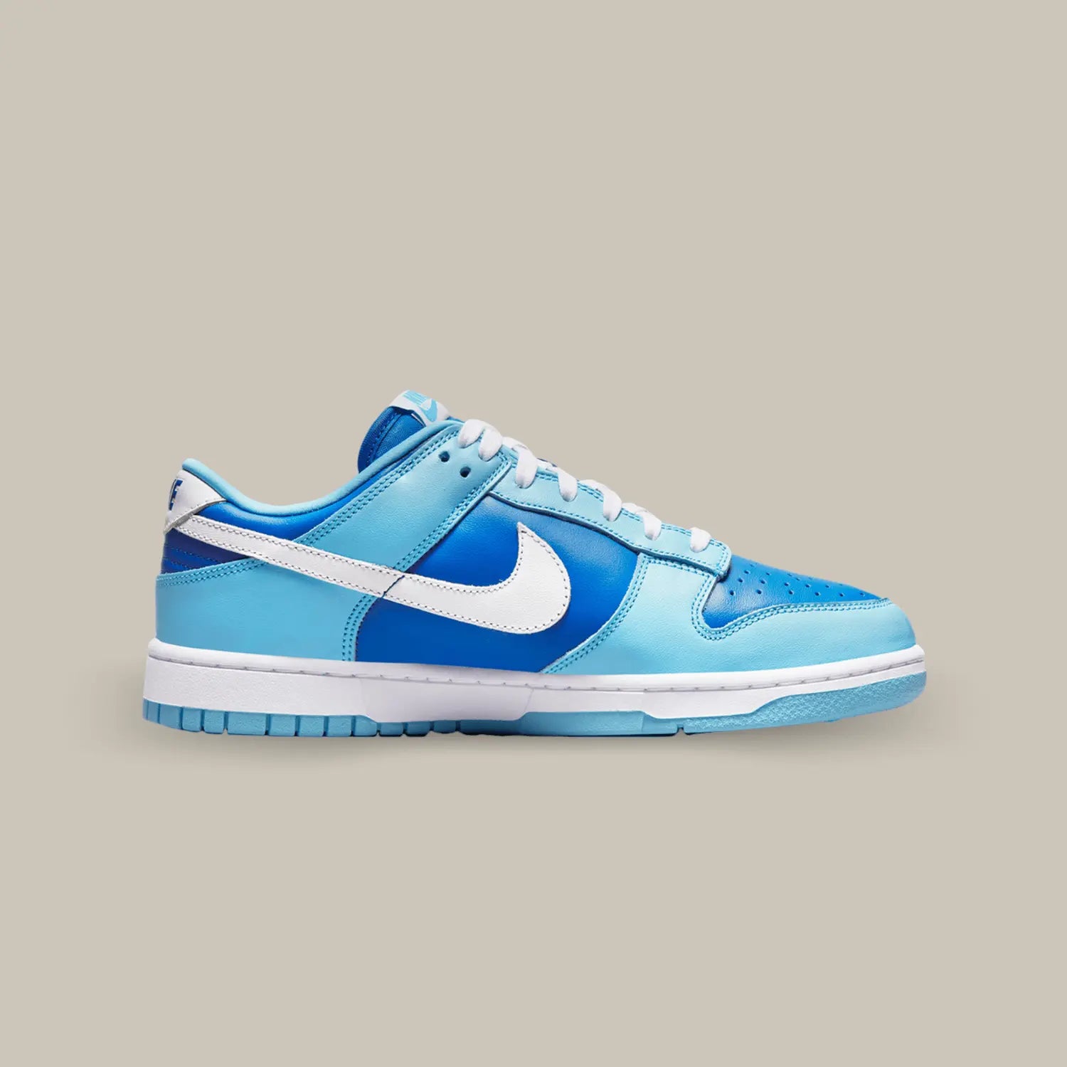 La Nike Dunk Low QS Argon de coté avec son empeigne en cuir, divisée en plusieurs coloris. On retrouve du bleu saphir sur le col, la toebox et le quarter pannel tandis que du bleu tiffany orne les oeillets, la mudguard et le talon.