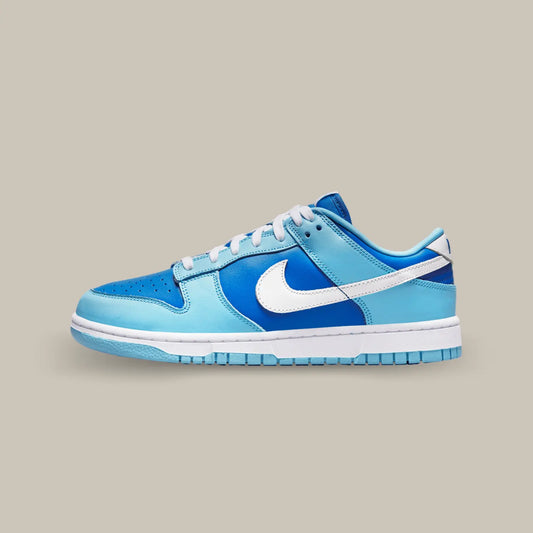 La Nike Dunk Low QS Argon de coté avec son empeigne en cuir, divisée en plusieurs coloris. On retrouve du bleu saphir sur le col, la toebox et le quarter pannel tandis que du bleu tiffany orne les oeillets, la mudguard et le talon.