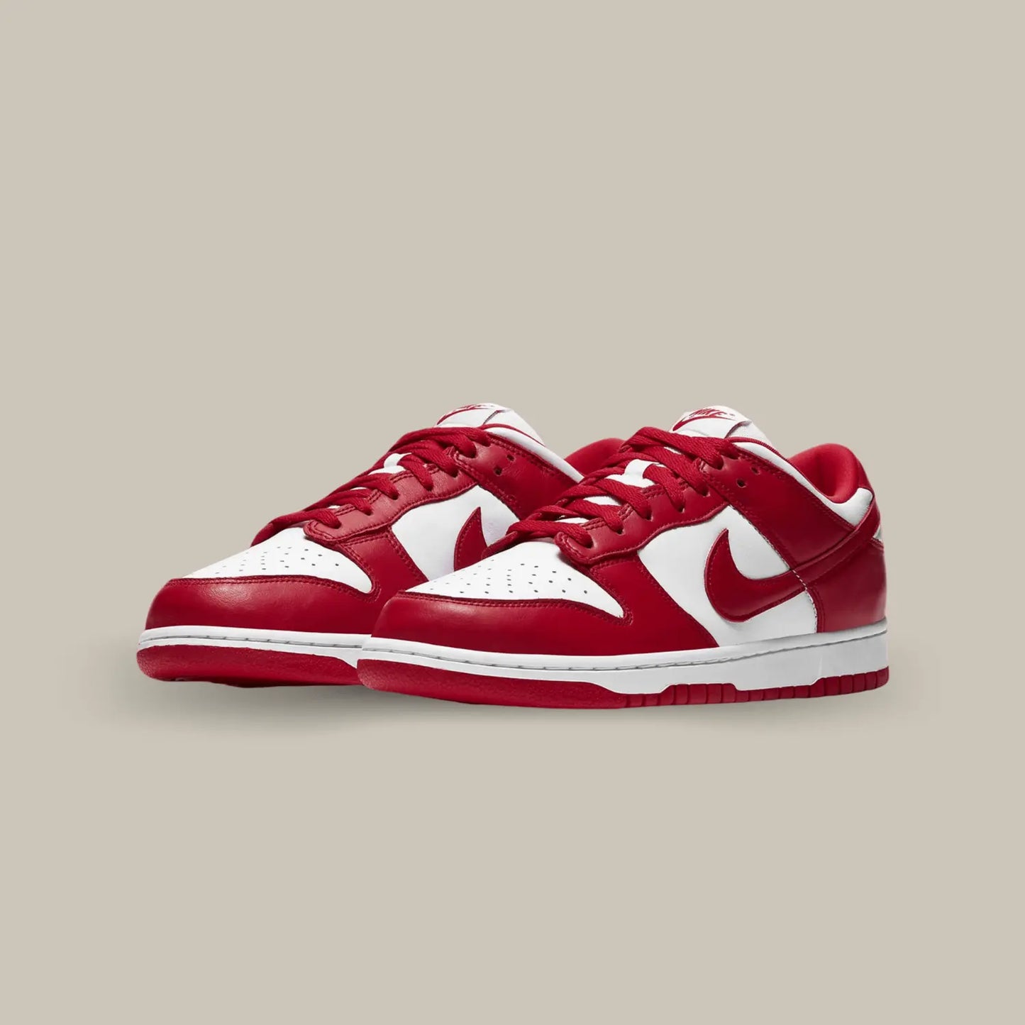 La Dunk Low University Red puise son inspiration dans l'héritage sportif de Nike tout en restant fidèle à son identité streetwear. Ce qui distingue immédiatement la Dunk Low University Red, c'est son design épuré et minimaliste. La tige en cuir blanc avec des empiècements rouge contrastent de manière frappante.