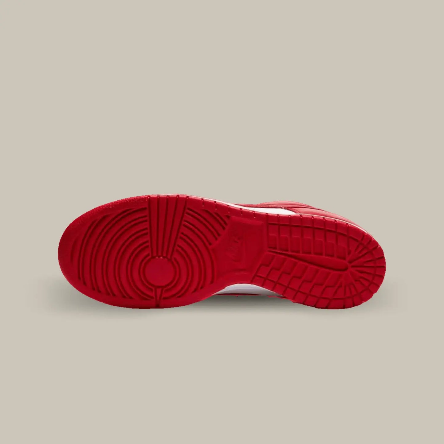 La semelle de la Nike Dunk Low University Red de couleur rouge.