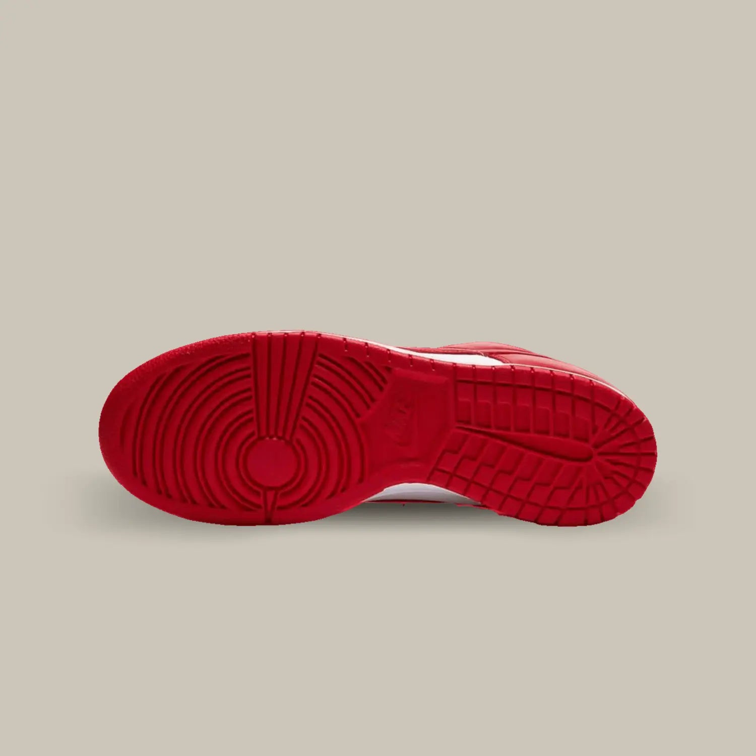 La semelle de la Nike Dunk Low University Red de couleur rouge.