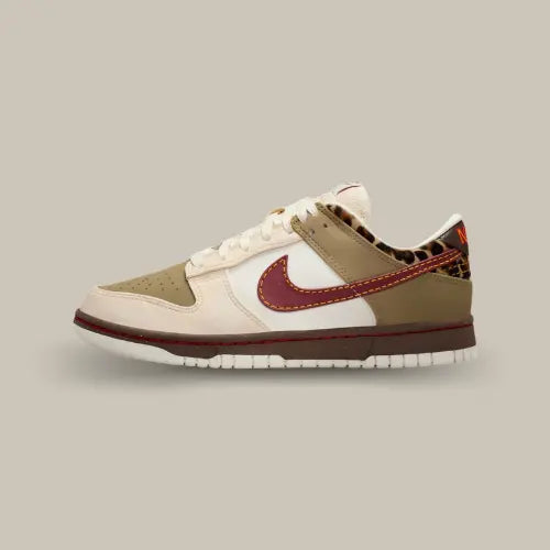 Nike Dunk Low Khaki Team Red Pearl White – silhouette iconique signée Nike, parfaite pour un look streetwear élégant, en vente sur Offsneakz.