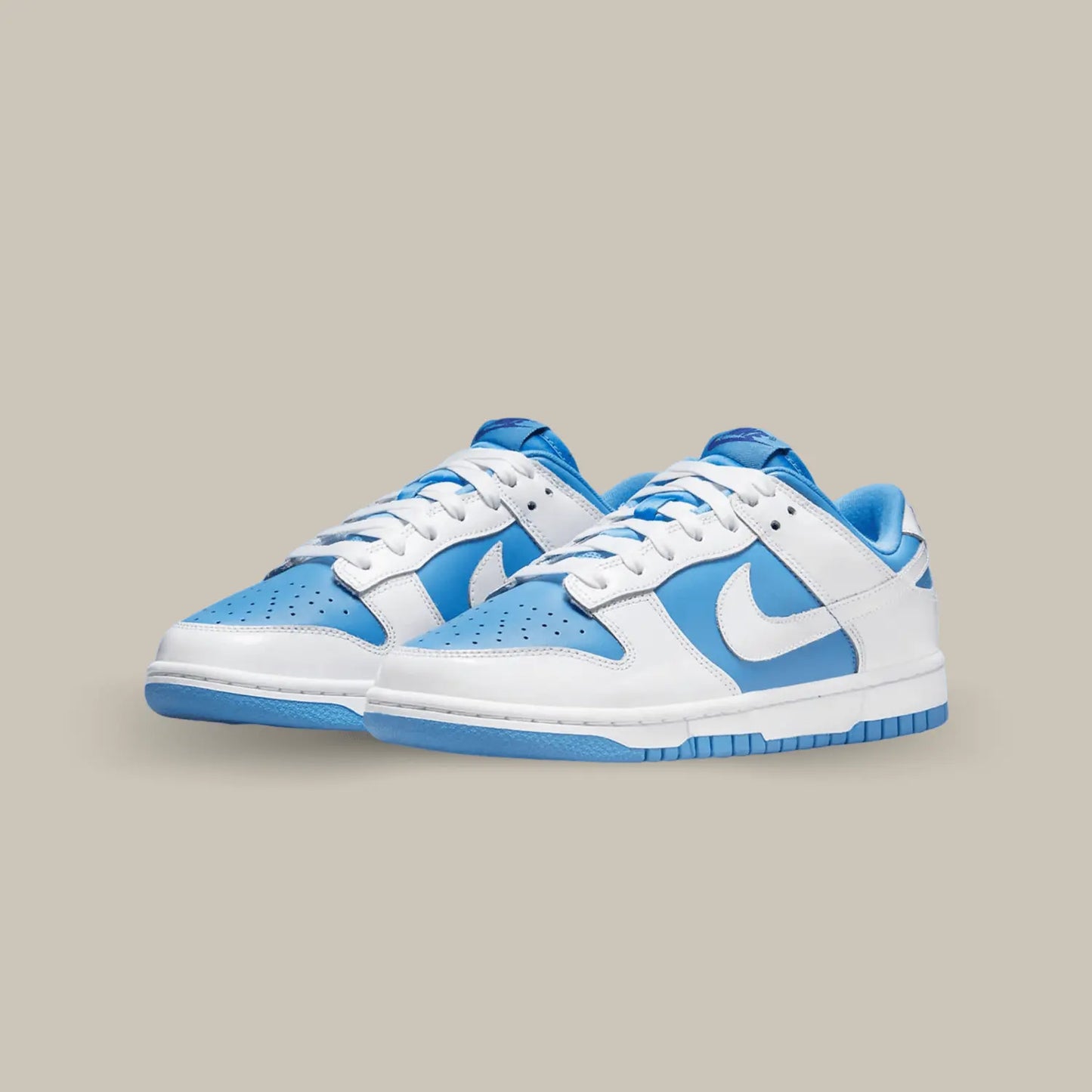 La Nike Dunk Low Reverse UNC puise son inspiration dans le monde universitaire américain. Elle affiche une base en cuir bleu ciel accompagnée de superpositions en cuir blanc, les deux couleurs représentantes de UNC, l’Université de Caroline du Nord à Chapel Hill.