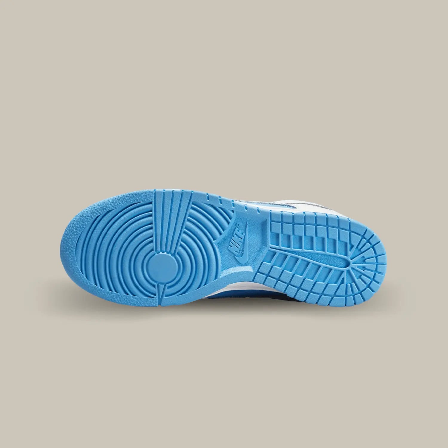 La semelle de la Nike Dunk Low Reverse UNC de couleur bleu ciel.