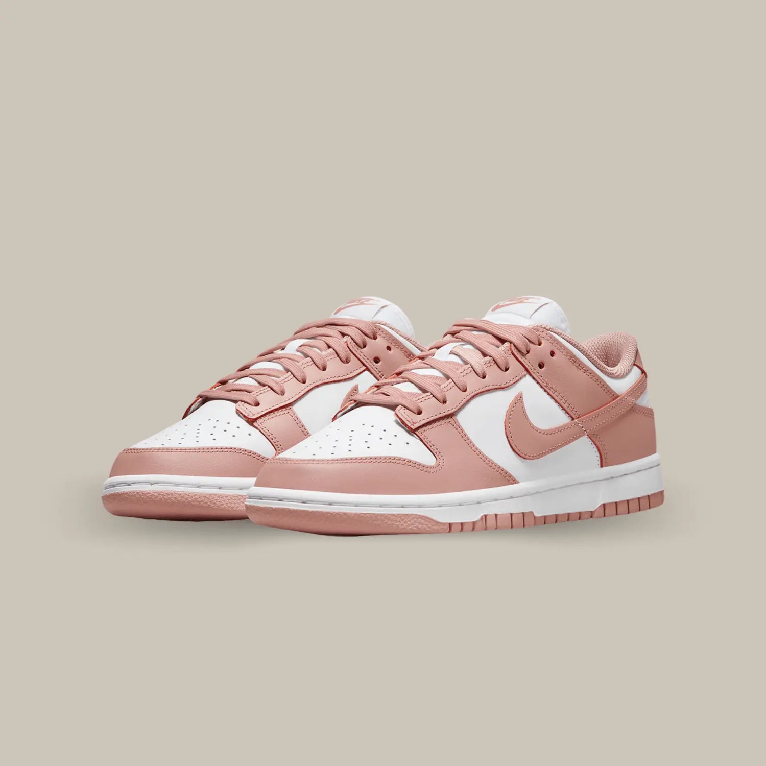 La Nike Dunk Low Rose Whisper présente une tige en cuir blanc aux superpositions de cuir rose pêche. Cette Dunk sera la touche parfaite pour compléter vos outfits !