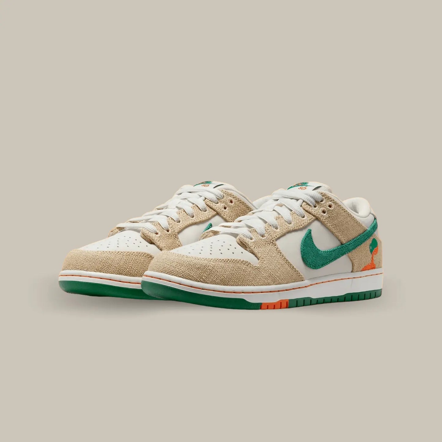 La Nike SB Dunk Low Jarritos présente une base en cuir blanc, surmontée d’empiècements en toile beige faisant écho aux sacs utilisés pour récolter les fruits destinés à aromatiser les boissons. On retrouve également un swoosh en toile verte et une boisson brodée sur le talon.