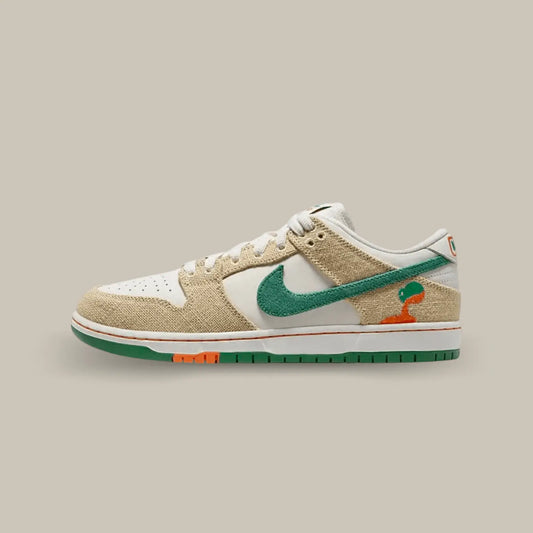 La Nike SB Dunk Low Jarritos de coté avec une base en cuir blanc, surmontée d’empiècements en toile beige faisant écho aux sacs utilisés pour récolter les fruits destinés à aromatiser les boissons. On retrouve également un swoosh en toile verte et une boisson brodée sur le talon.