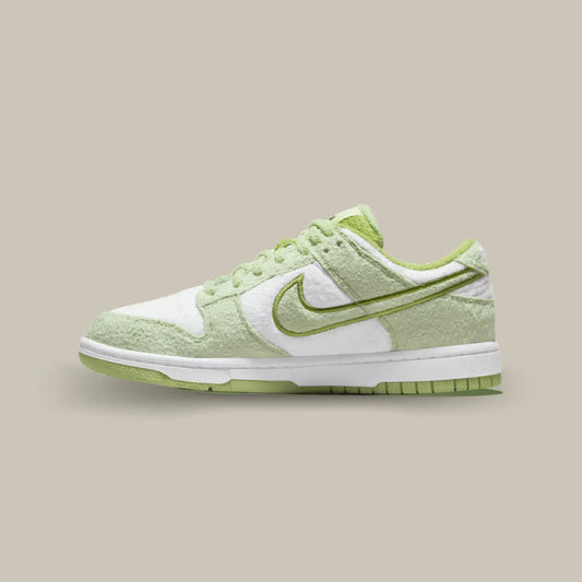 La Nike Dunk Low SE Fleece Green de coté avec une matière polaire qui recouvre l’ensemble de l’empeigne. Des empiècements vert melon s’associent aux parties blanches.
