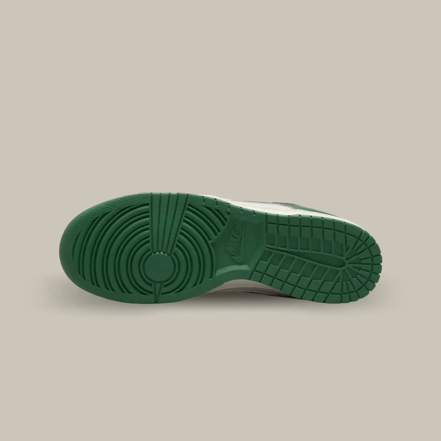 La semelle de la Nike Dunk Low SE Lottery Green Pale Ivory de couleur verte.