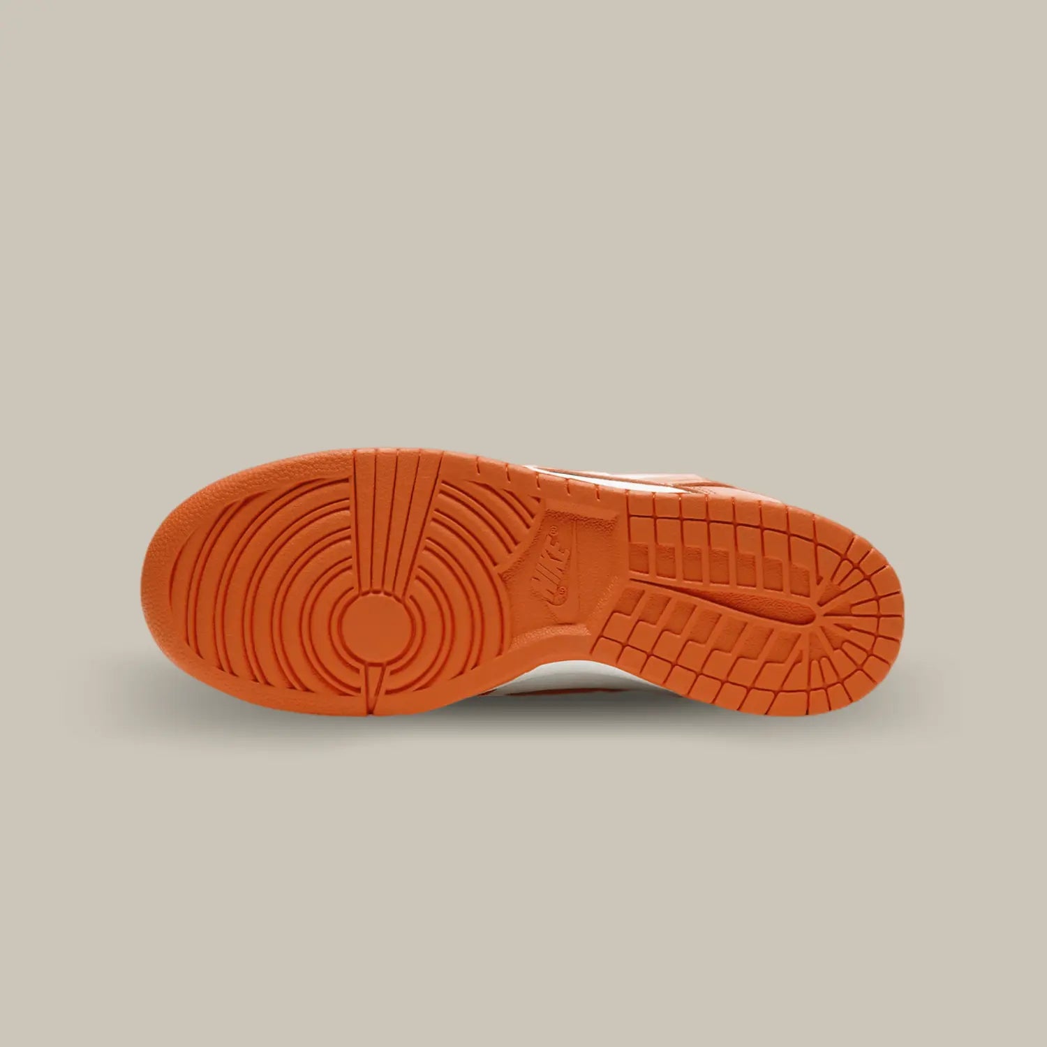 La semelle de la Nike Dunk Low Syracuse de couleur orange.