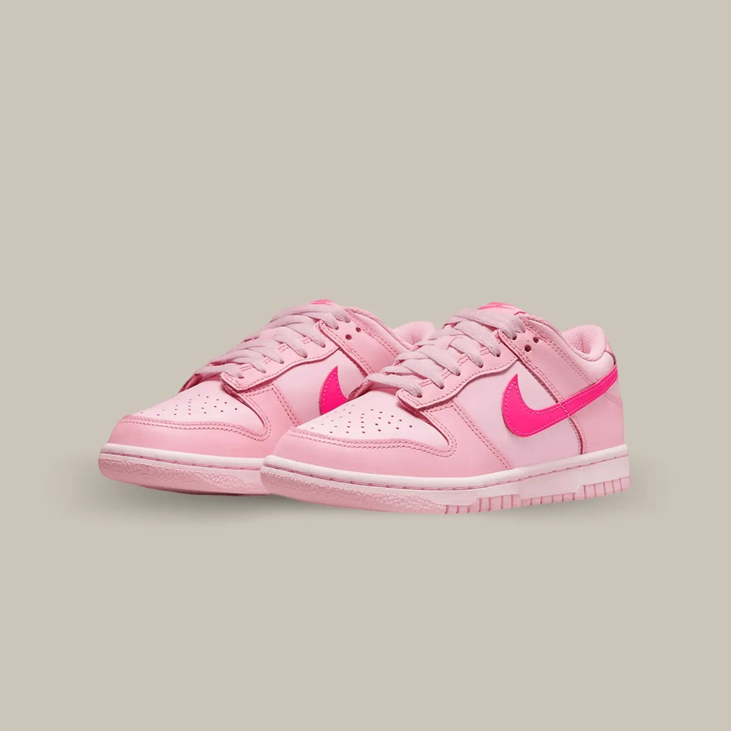 La Nike Dunk Low Triple Pink est une sneaker emblématique qui incarne l'équilibre parfait entre le style rétro et la modernité. Cette chaussure audacieuse présente une palette de couleurs captivante qui saura attirer tous les regards. Arborant un design classique de la silhouette Dunk Low, cette version Triple Pink ajoute une touche de fraîcheur et de féminité à votre garde-robe.