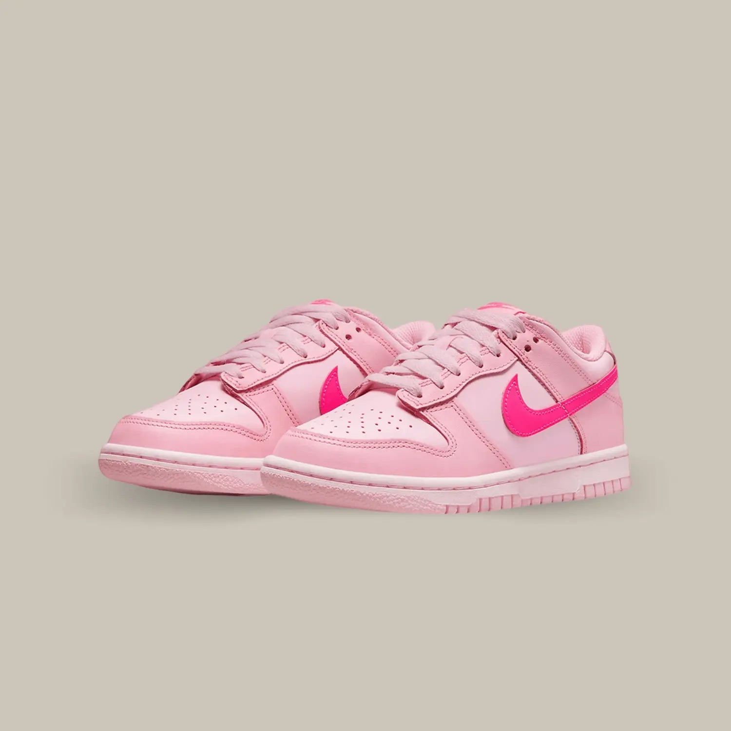 La Nike Dunk Low Triple Pink est une sneaker emblématique qui incarne l'équilibre parfait entre le style rétro et la modernité. Cette chaussure audacieuse présente une palette de couleurs captivante qui saura attirer tous les regards. Arborant un design classique de la silhouette Dunk Low, cette version Triple Pink ajoute une touche de fraîcheur et de féminité à votre garde-robe.