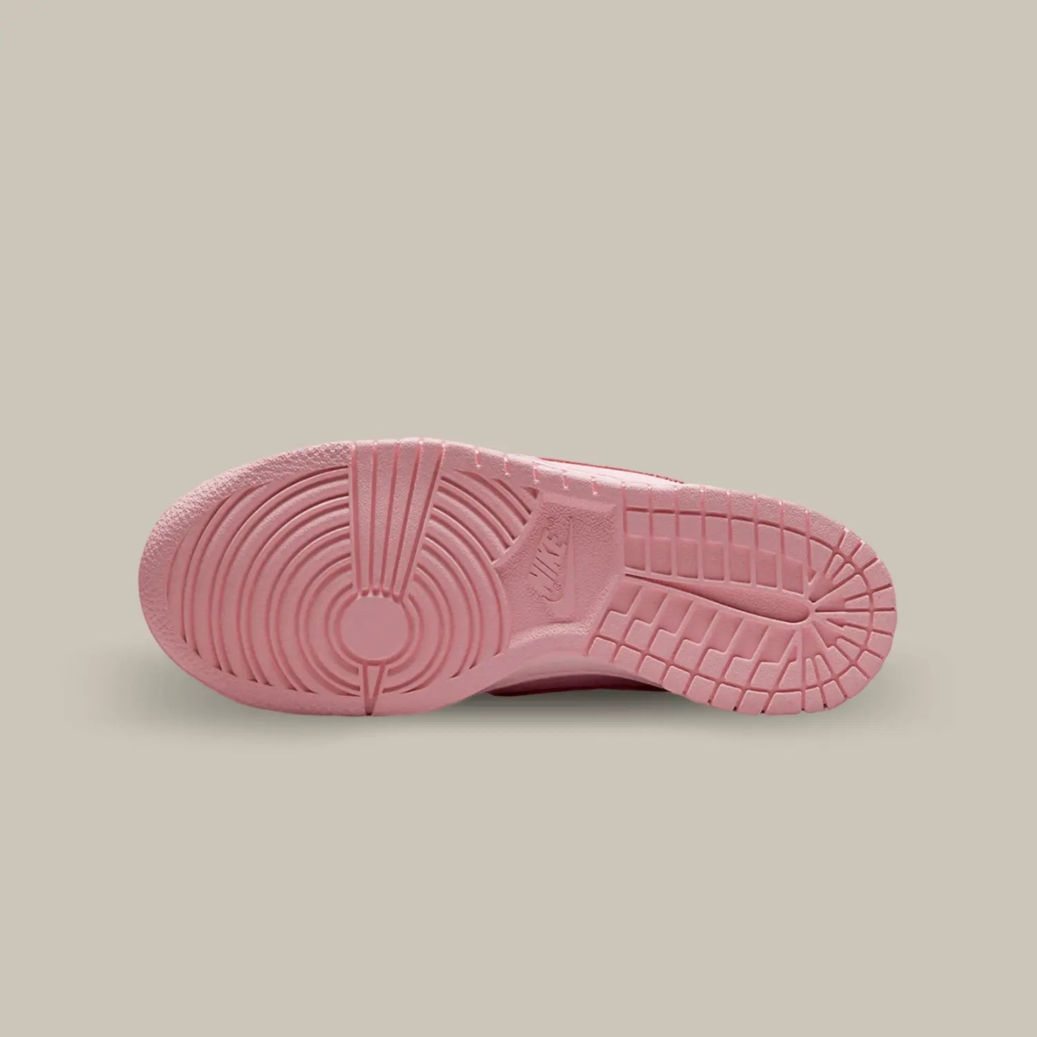 La semelle de la Nike Dunk Low Triple Pink de couleur rose.