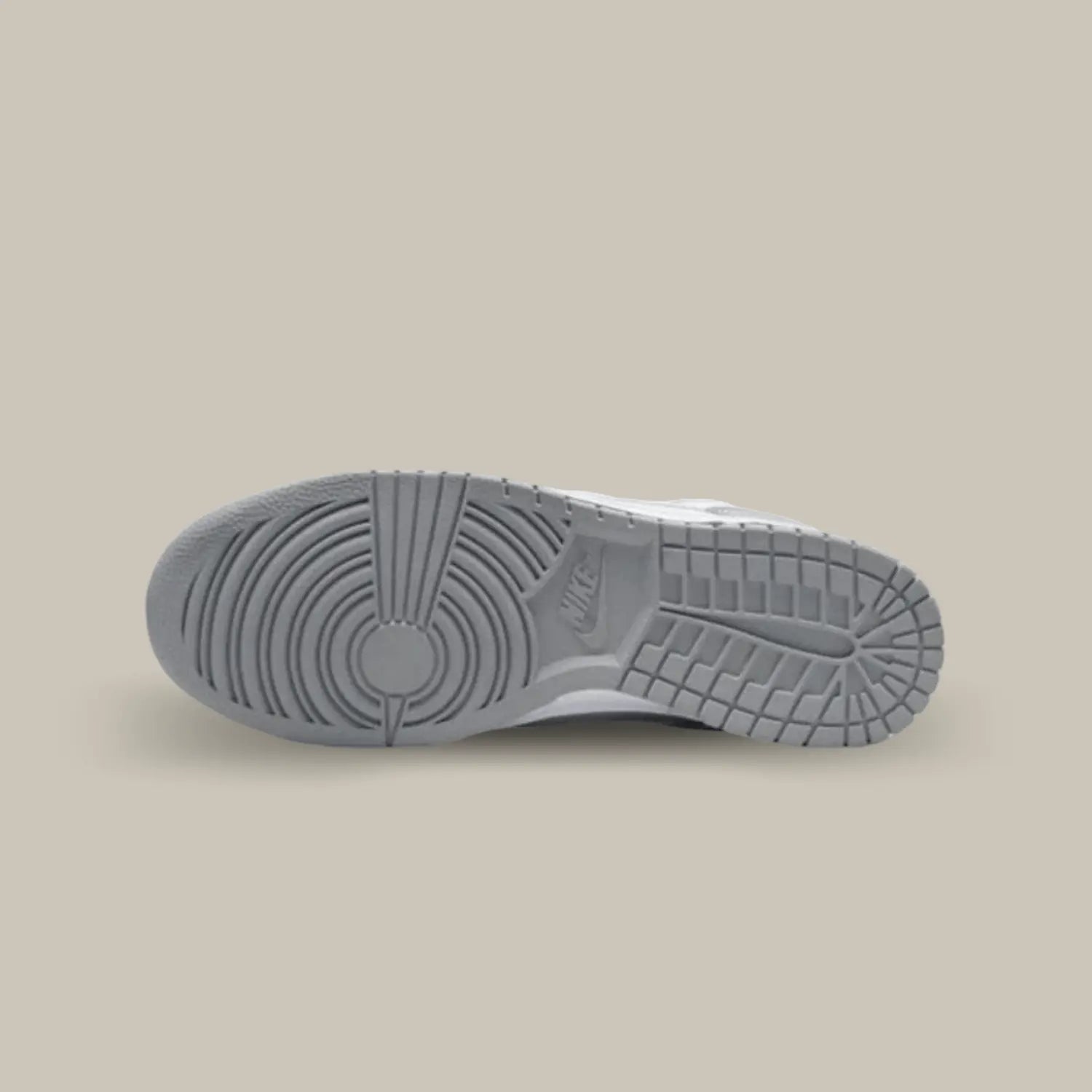 La semelle de la Nike Dunk Low Two Tone Grey de couleur grise.