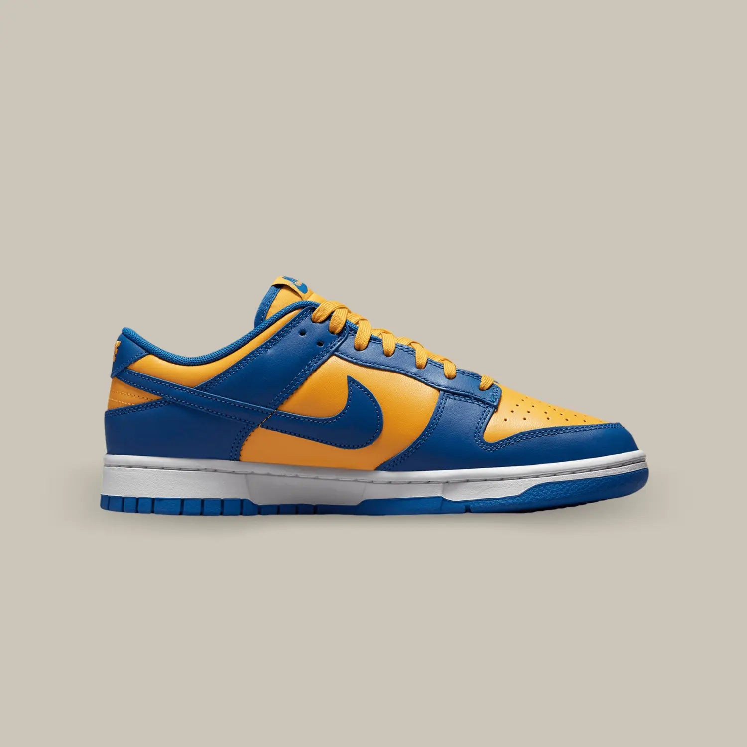 La Nike Dunk Low UCLA de coté avec base en cuir jaune accompagné de cuir bleu.