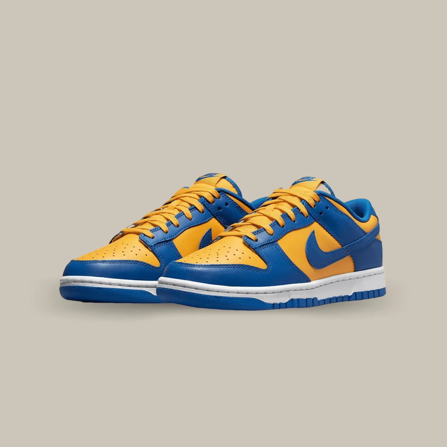 On continue la tournée des facs américaines avec cette Nike Dunk Low UCLA qui rend hommage à la prestigieuse fac californienne.  Elle affiche une base en cuir jaune accompagné de cuir bleu, ces deux couleurs représentant la fac de UCLA situé à Los Angeles.