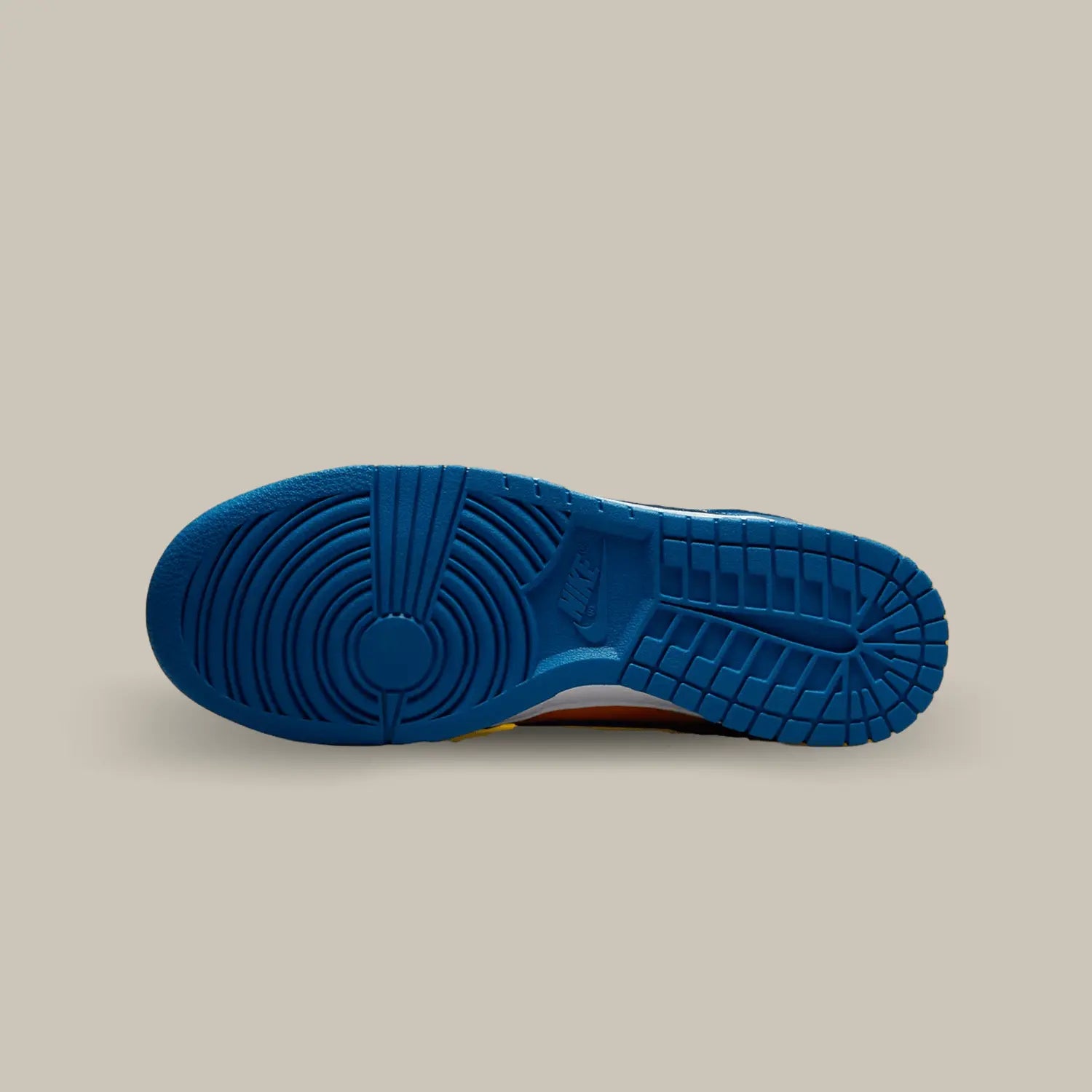 La semelle de la Nike Dunk Low UCLA de couleur bleu.