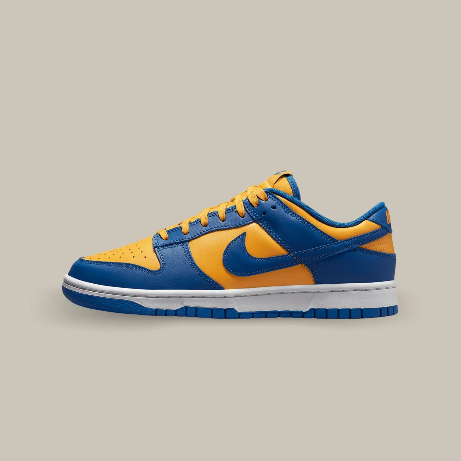 La Nike Dunk Low UCLA de coté avec base en cuir jaune accompagné de cuir bleu.