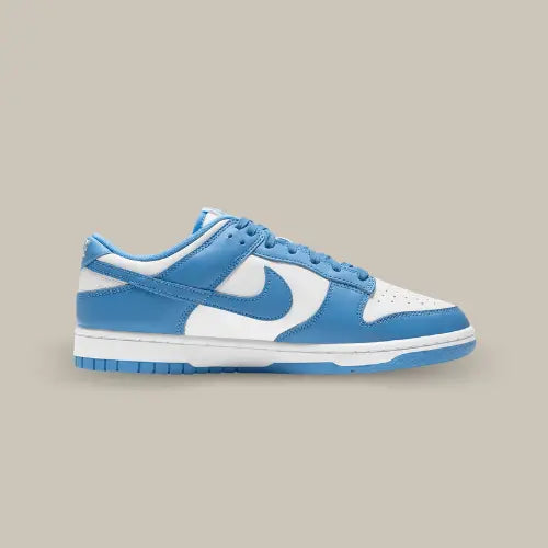 La Nike Dunk Low UNC vue de côté avec son coloris bleu clair et blanc.