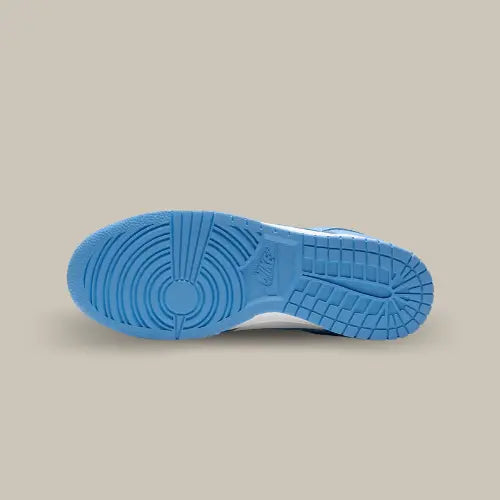 La semelle de la Nike Dunk Low UNC de couleur bleu clair.