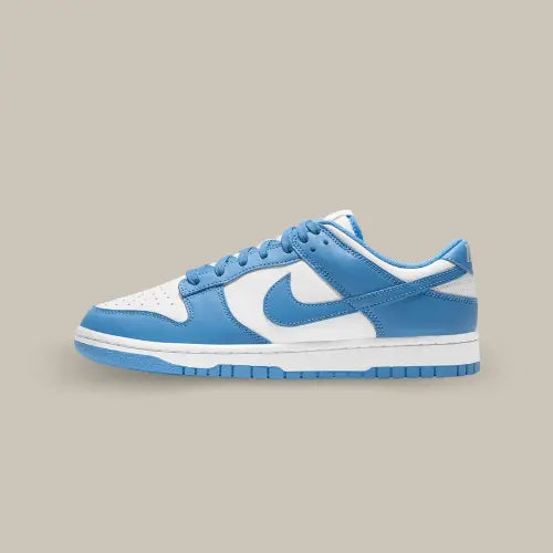 La Nike Dunk Low UNC vue de côté avec son coloris bleu clair et blanc.