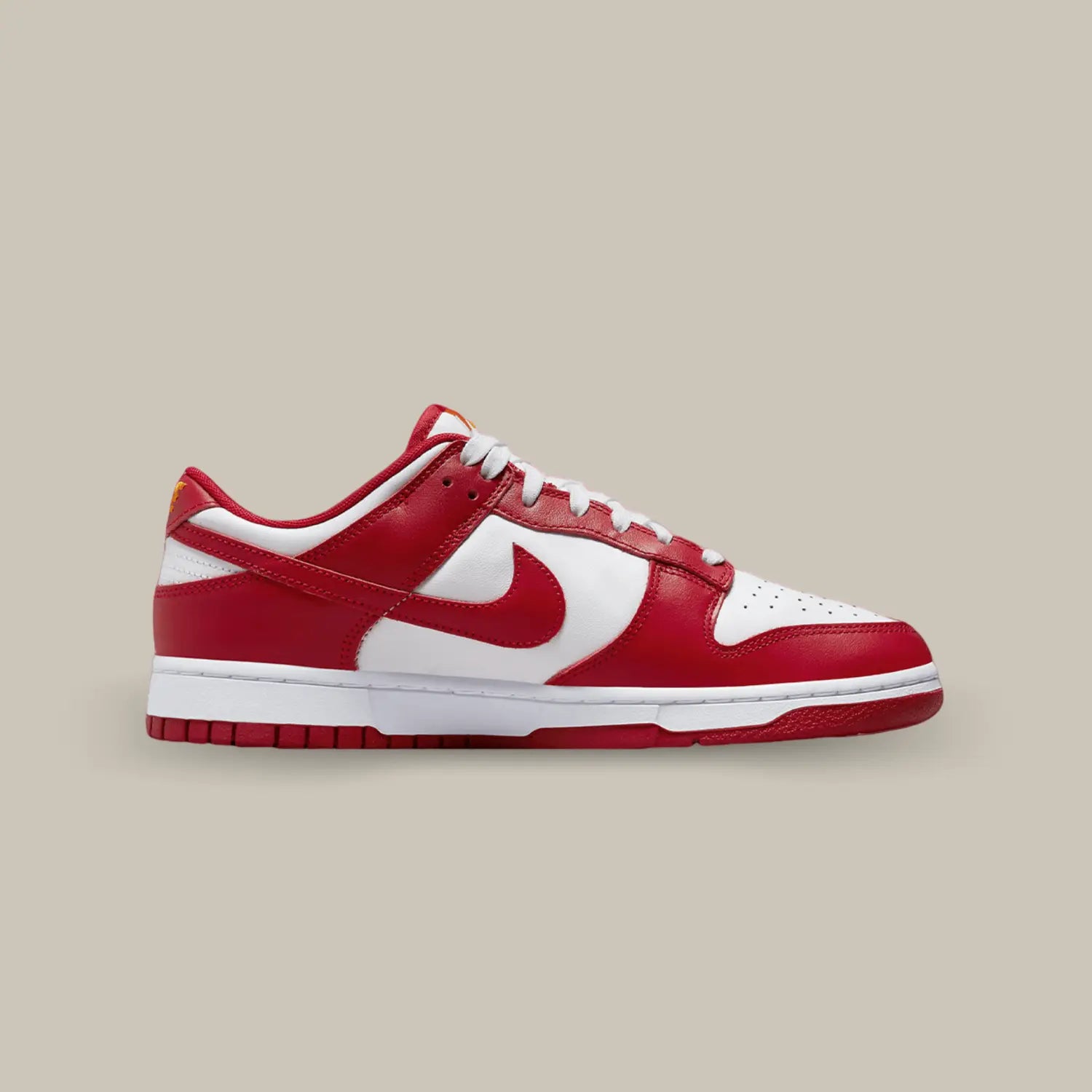 La Nike Dunk Low USC de coté avec une base en cuir blanc accompagné de cuir rouge.