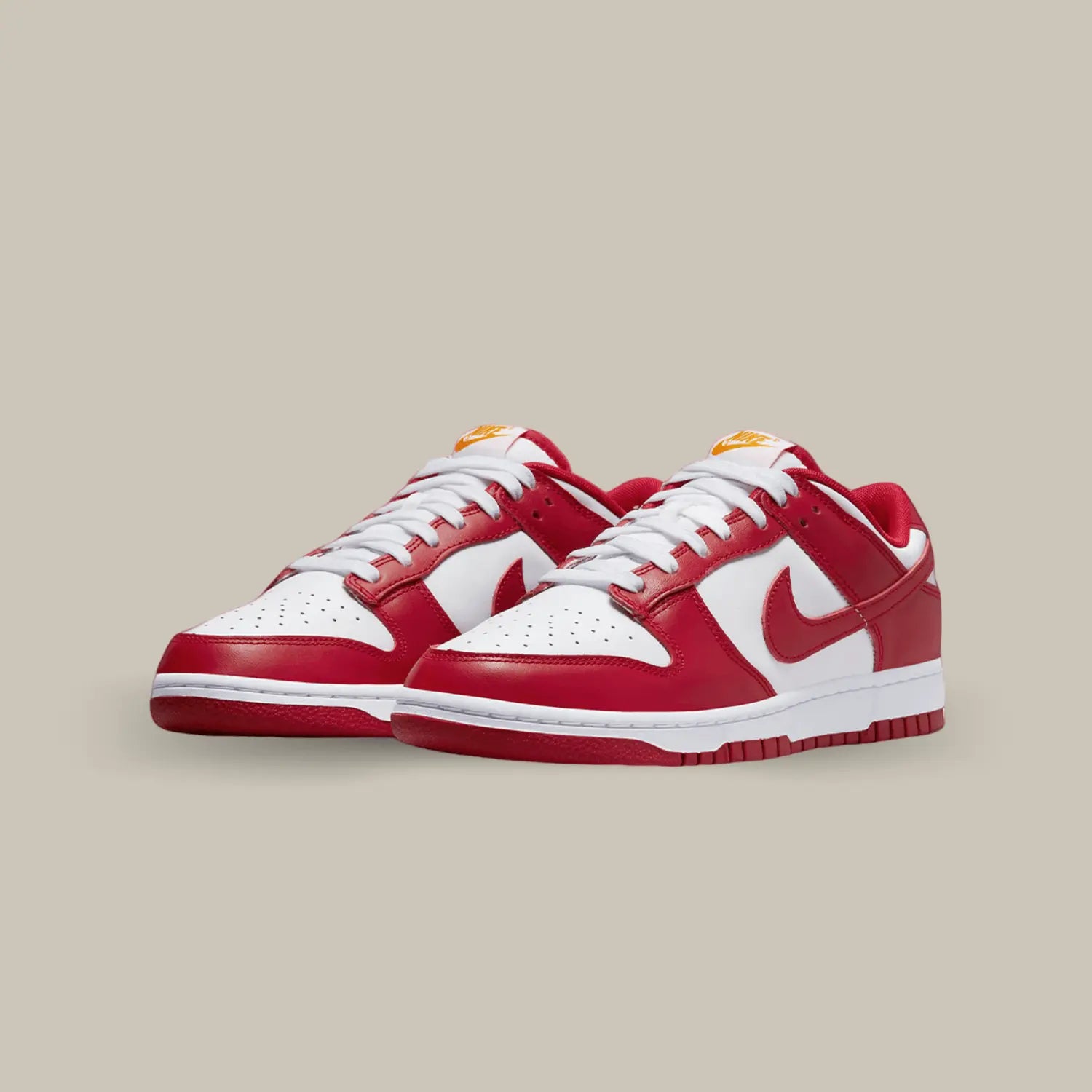 La Nike Dunk Low USC affiche une base en cuir blanche accompagné de cuir rouge, ces deux couleurs représentant la fac de USC situé en Caroline du sud. On retrouvera également une petite touche de jaune sur les brandings de la languette et du talon.