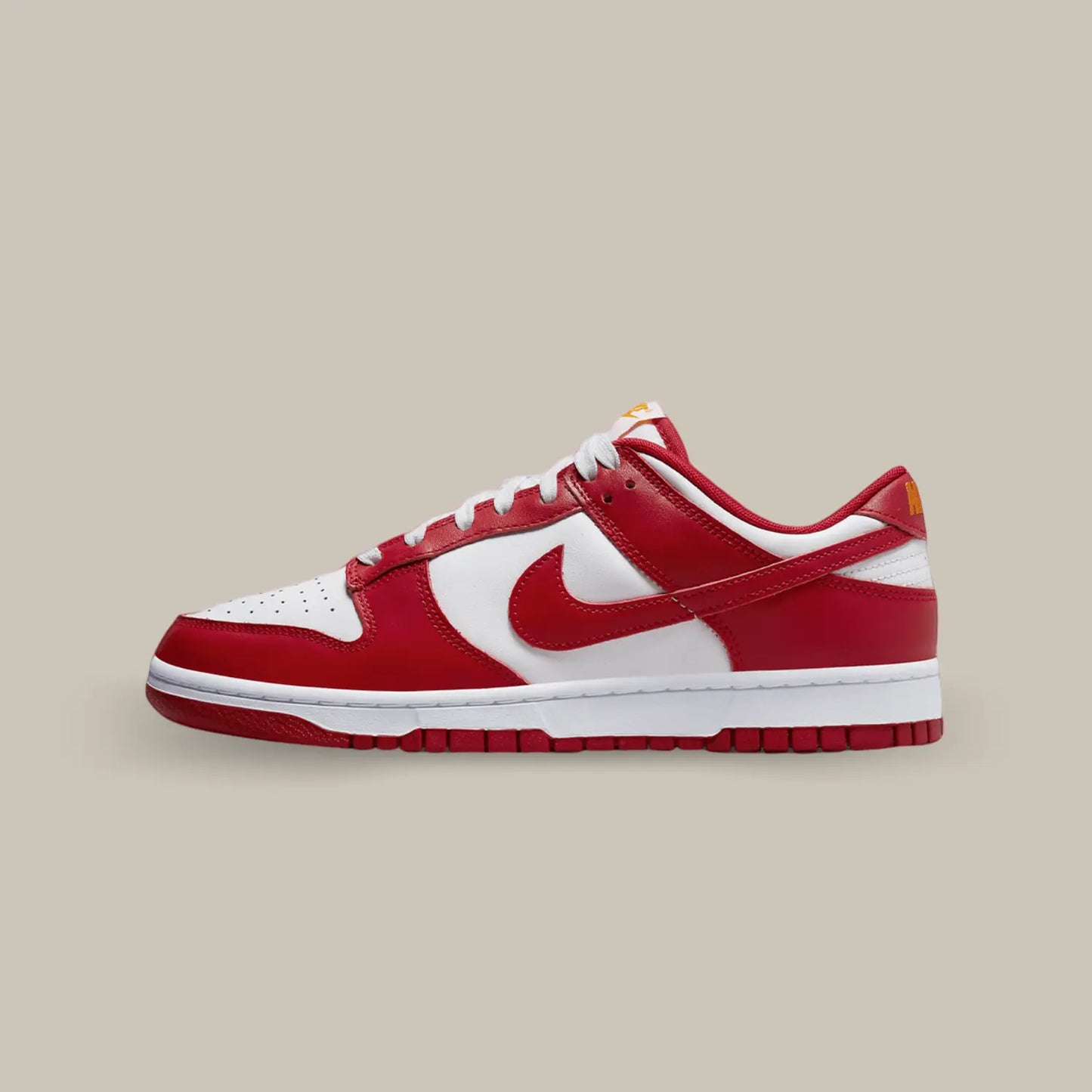 La Nike Dunk Low USC de coté avec une base en cuir blanc accompagné de cuir rouge.