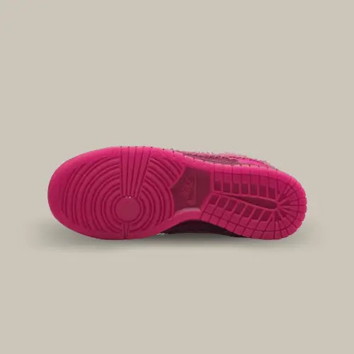La semelle de la Nike Dunk Low Valentines Day (2022) de couleur rose.