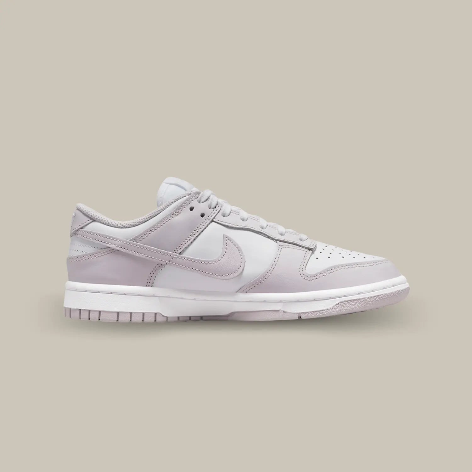 Nike Dunk Low Venice de coté avec sa base en cuir blanc et ses superpositions violettes.