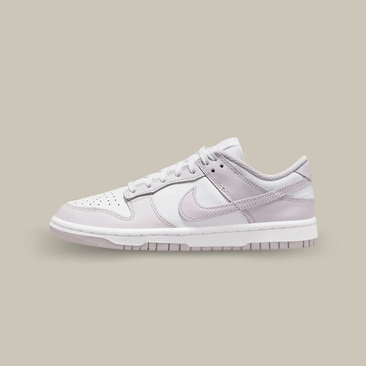 Nike Dunk Low Venice de coté avec sa base en cuir blanc et ses superpositions violettes.