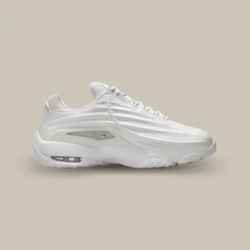 La Nike Hot Step 2 NOCTA Drake White vue de côté avec ses détails ondulés et son coloris full white.