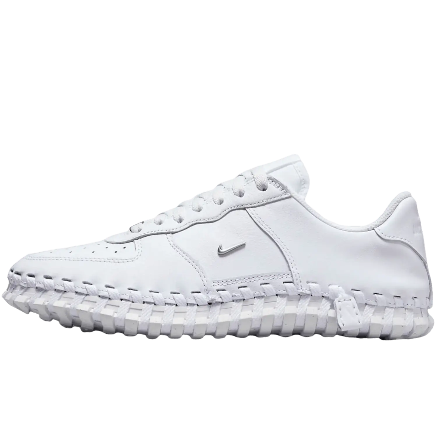 La Nike J Force 1 Jacquemus blanche sur un fond transparent.