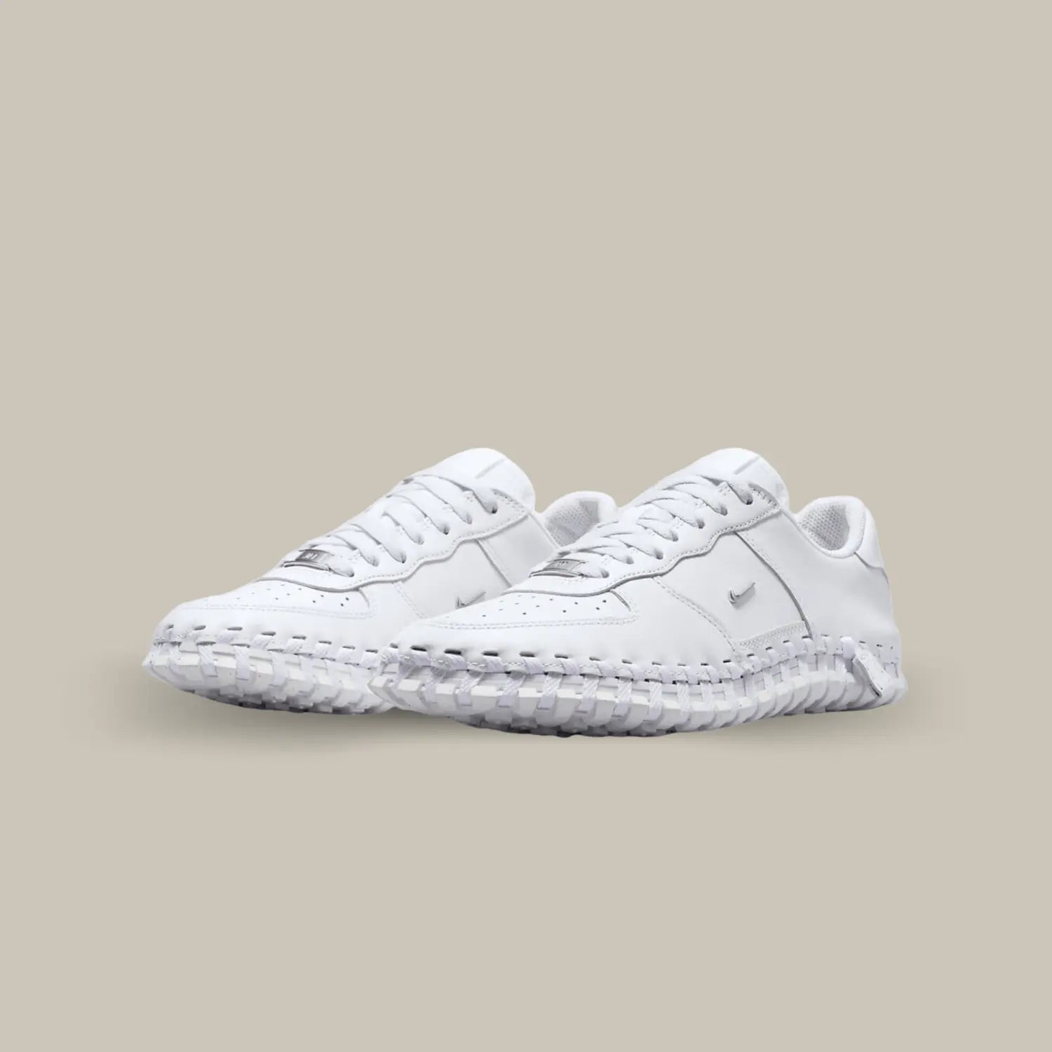 La Nike J Force 1 Low Jacquemus White possède une base en cuir blanc et en mesh accompagnée d’une semelle tressée. Comme sur la première collaboration, on retrouve le swoosh argenté version miniature.