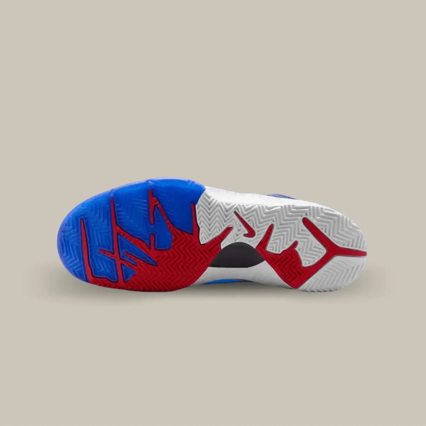 La semelle de la Nike Kobe 4 Protro Philly (2024)de couleur blanc, rouge et bleu.