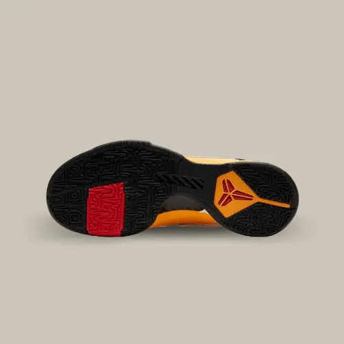 La semelle de la Nike Kobe 5 Protro Bruce Lee de couleur noir et jaune avec le logo rouge de Kobe Bryant.