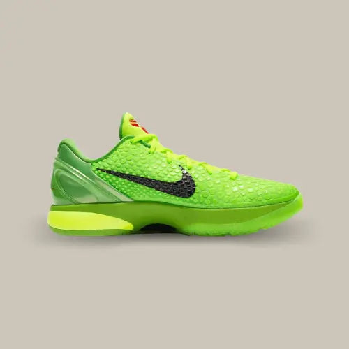 La Nike Kobe 6 Protro Grinch vue de côté avec son mesh version reptile de couleur vert pomme.