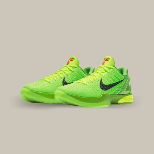 La Nike Kobe 6 Protro Grinch possède une base en mesh vert pomme à l'aspect reptilien en référence au Mamba. On retrouve un renfort arrière en cuir verni qui permet d'assurer un maintien parfait pour son match de basket. On retrouve des lacets rouges qui viennent contraster avec le reste de la paire pour un rendu exceptionnel. La semelle possède le système Zoom Air proposant un confort et une adhérence inégalable.