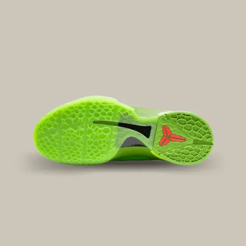 La semelle de la Nike Kobe 6 Protro Grinch de couleur verte et avec le logo rouge de Kobe Bryant.