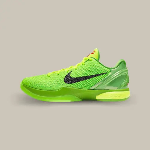 La Nike Kobe 6 Protro Grinch vue de côté avec son mesh version reptile de couleur vert pomme.