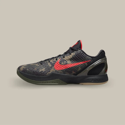 La Nike Kobe 6 Protro Italian Camo de coté avec son camouflage reptilien de couleur nor avec des taches marrons et son swoosh rouge.