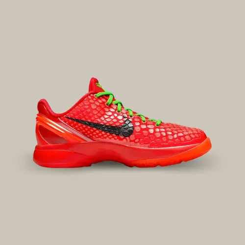 La Nike Kobe 6 Protro Reverse Grinch vu de côté avec son coloris rouge.