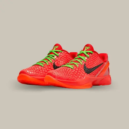 La Nike Kobe 6 Protro Reverse Grinch possède une base en mesh rouge à l'aspect reptilien en référence au Mamba. On retrouve un renfort arrière en cuir verni permettant l'un des meilleurs maintien des chaussures de b-ball. Les lacets verts rappellent la Nike Kobe 6 Proto Grinch et contrastent avec le upper rouge. La semelle ton sur ton possède le système Zoom Air qui lui permet d'avoir un confort inégalé et en fait l'une des meilleures chaussures de basket-ball.