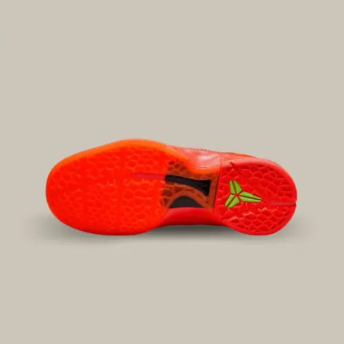 La semelle de la Nike Kobe 6 Protro Reverse Grinch de couleur rouge avec le logo de Kobe Bryant vert.