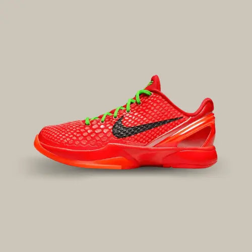 La Nike Kobe 6 Protro Reverse Grinch vu de côté avec son coloris rouge.
