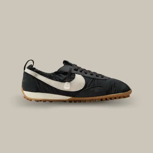 Nike Moon Shoe SP Jacquemus Off Noir – chaussure Jacquemus x Nike au style épuré et raffiné, nouveauté disponible sur Offsneakz.