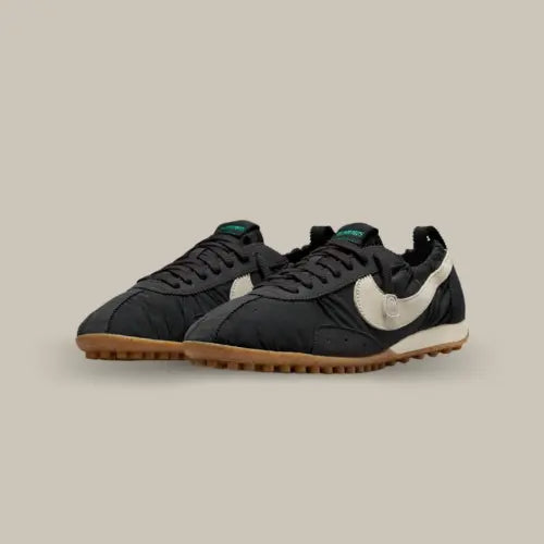 Nike Moon Shoe SP Jacquemus Off Noir – collaboration mode entre Nike et Jacquemus, silhouette élégante et rétro en vente sur Offsneakz.