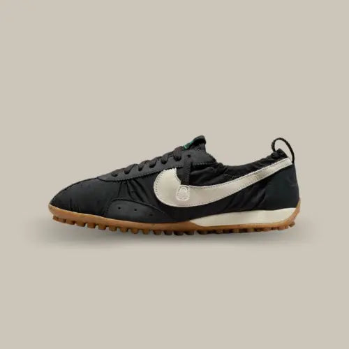 Nike Moon Shoe SP Jacquemus Off Noir vue latérale – sneaker au design minimaliste noir et blanc avec semelle gomme, disponible sur Offsneakz.