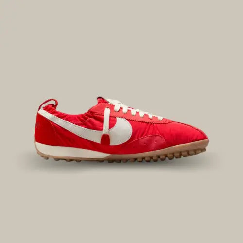 Nike Moon Shoe SP Jacquemus University Red – chaussure Jacquemus x Nike au design iconique et coloris rouge vif, nouveauté disponible sur Offsneakz.